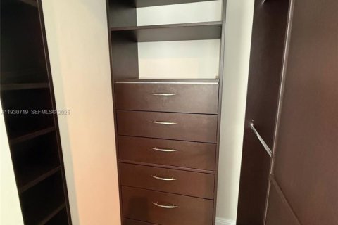Condo in Miami, Florida, 2 bedrooms  № 1989474 - photo 11