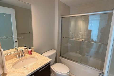 Condo in Miami, Florida, 2 bedrooms  № 1989474 - photo 12