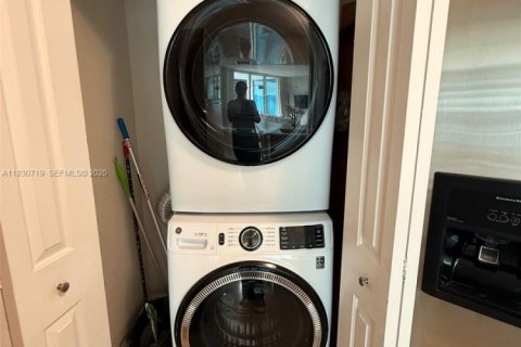 Condo in Miami, Florida, 2 bedrooms  № 1989474 - photo 5