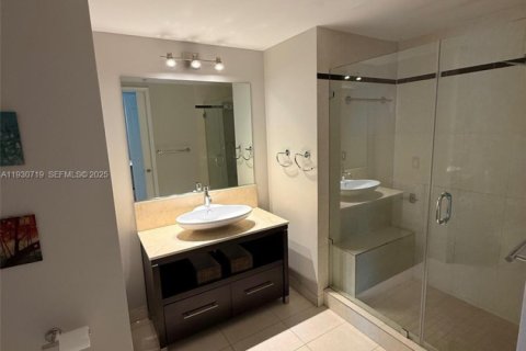 Condo in Miami, Florida, 2 bedrooms  № 1989474 - photo 9