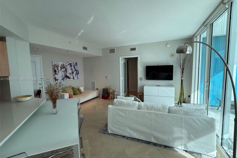 Condo in Miami, Florida, 2 bedrooms  № 1989474 - photo 1