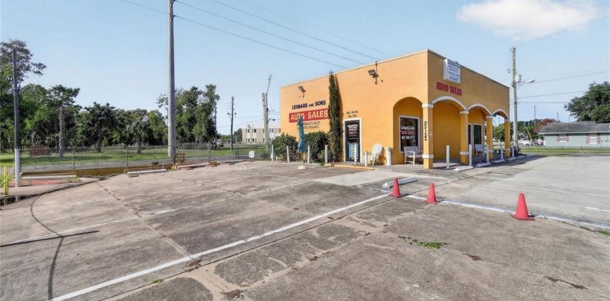 Commercial property in Winter Garden, Florida 111.85 sq.m. № 2205965