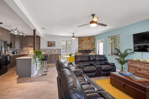 House in Wilton Manors, Florida 3 bedrooms, 152.73 sq.m. № 1890579 - photo 3