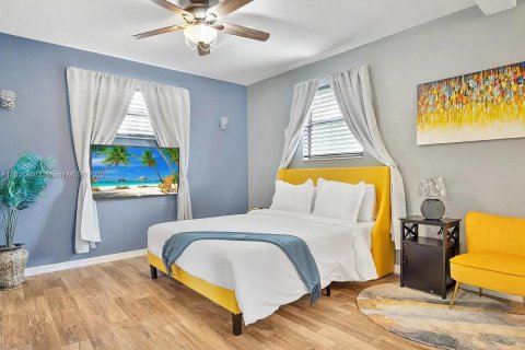House in Wilton Manors, Florida 3 bedrooms, 152.73 sq.m. № 1890579 - photo 7