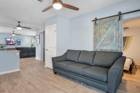 House in Wilton Manors, Florida 3 bedrooms, 152.73 sq.m. № 1890579 - photo 12