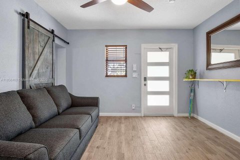 House in Wilton Manors, Florida 3 bedrooms, 152.73 sq.m. № 1890579 - photo 11