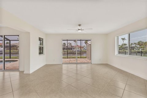 House in Punta Gorda, Florida 3 bedrooms, 167.22 sq.m. № 1772926 - photo 19