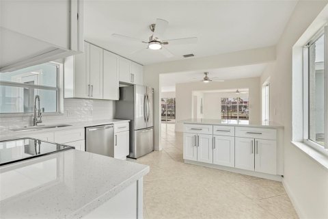 House in Punta Gorda, Florida 3 bedrooms, 167.22 sq.m. № 1772926 - photo 11