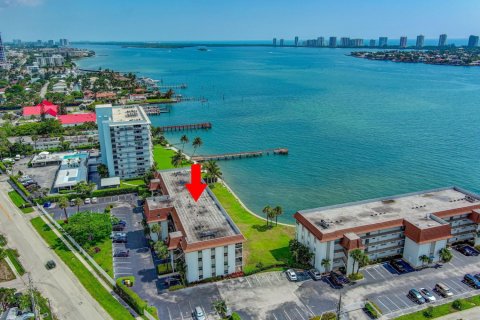 Condominio en alquiler en Riviera Beach, Florida, 1 dormitorio, 64.75 m2 № 1180197 - foto 1