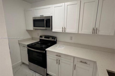 Снять в аренду кондоминиум в Корал-Спрингс, Флорида 2 спальни, 71.35м2, № 1965805 - фото 8