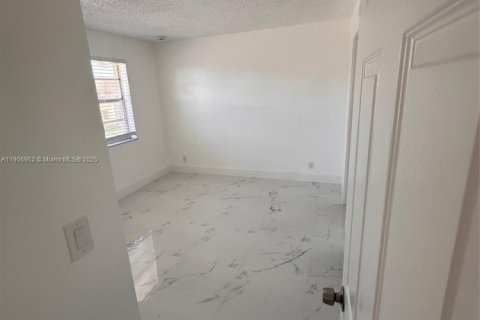 Снять в аренду кондоминиум в Корал-Спрингс, Флорида 2 спальни, 71.35м2, № 1965805 - фото 16