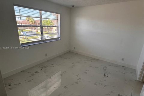 Снять в аренду кондоминиум в Корал-Спрингс, Флорида 2 спальни, 71.35м2, № 1965805 - фото 17