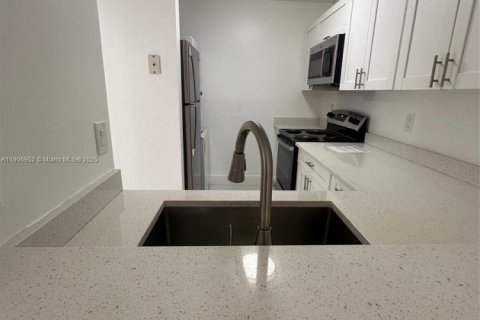 Снять в аренду кондоминиум в Корал-Спрингс, Флорида 2 спальни, 71.35м2, № 1965805 - фото 7