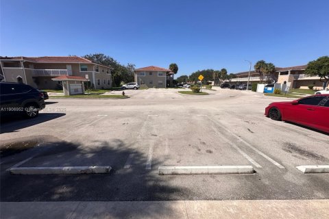 Снять в аренду кондоминиум в Корал-Спрингс, Флорида 2 спальни, 71.35м2, № 1965805 - фото 3