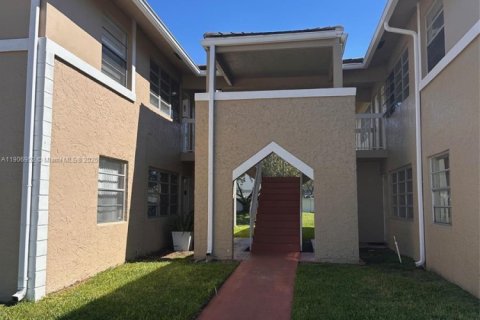 Снять в аренду кондоминиум в Корал-Спрингс, Флорида 2 спальни, 71.35м2, № 1965805 - фото 1