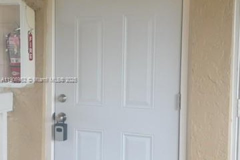 Снять в аренду кондоминиум в Корал-Спрингс, Флорида 2 спальни, 71.35м2, № 1965805 - фото 5