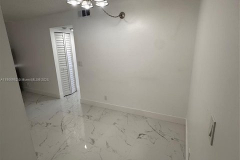 Снять в аренду кондоминиум в Корал-Спрингс, Флорида 2 спальни, 71.35м2, № 1965805 - фото 11