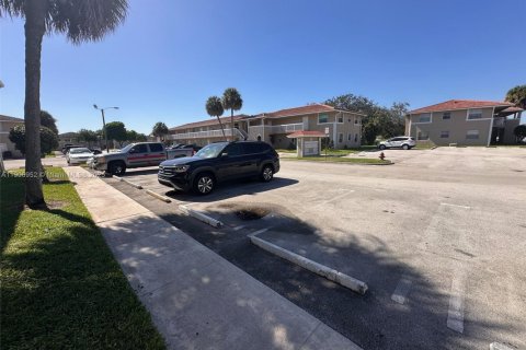 Снять в аренду кондоминиум в Корал-Спрингс, Флорида 2 спальни, 71.35м2, № 1965805 - фото 2