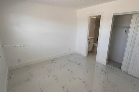 Снять в аренду кондоминиум в Корал-Спрингс, Флорида 2 спальни, 71.35м2, № 1965805 - фото 18