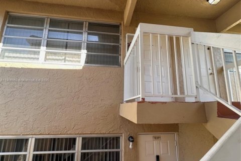 Снять в аренду кондоминиум в Корал-Спрингс, Флорида 2 спальни, 71.35м2, № 1965805 - фото 4