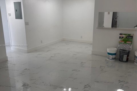 Снять в аренду кондоминиум в Корал-Спрингс, Флорида 2 спальни, 71.35м2, № 1965805 - фото 6