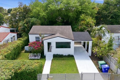 House in Miami, Florida 2 bedrooms, 75.34 sq.m. № 2046549 - photo 2