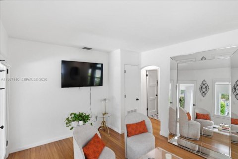 House in Miami, Florida 2 bedrooms, 75.34 sq.m. № 2046549 - photo 17