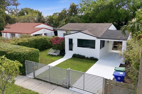 House in Miami, Florida 2 bedrooms, 75.34 sq.m. № 2046549