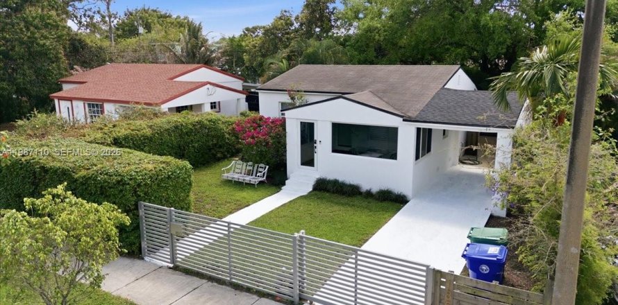House in Miami, Florida 2 bedrooms, 75.34 sq.m. № 2046549