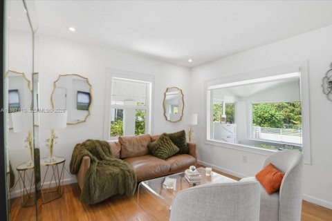 House in Miami, Florida 2 bedrooms, 75.34 sq.m. № 2046549 - photo 15