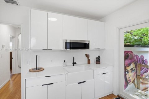 House in Miami, Florida 2 bedrooms, 75.34 sq.m. № 2046549 - photo 23