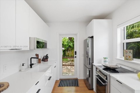 House in Miami, Florida 2 bedrooms, 75.34 sq.m. № 2046549 - photo 20