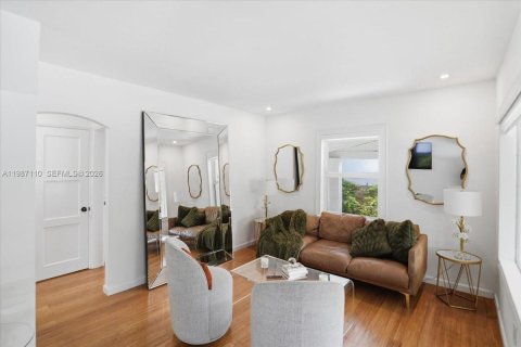 House in Miami, Florida 2 bedrooms, 75.34 sq.m. № 2046549 - photo 12