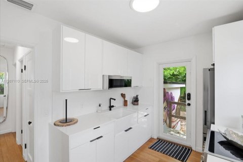 House in Miami, Florida 2 bedrooms, 75.34 sq.m. № 2046549 - photo 22