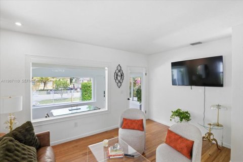 House in Miami, Florida 2 bedrooms, 75.34 sq.m. № 2046549 - photo 16