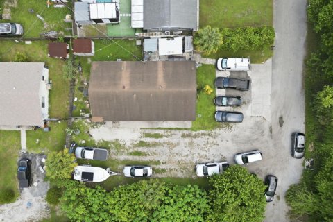 Commercial property in Lake Worth, Florida 145.86 sq.m. № 2340463
