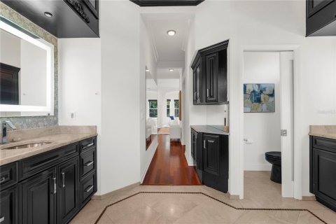 House in Tampa, Florida 5 bedrooms, 316.7 sq.m. № 1847026 - photo 18