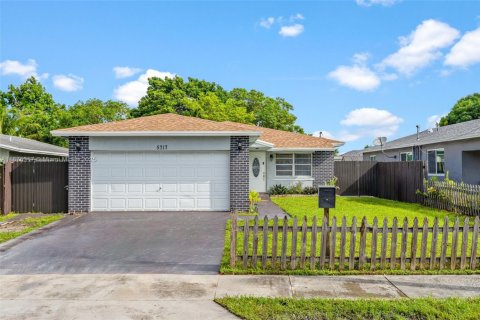 House in Hollywood, Florida 3 bedrooms, 143.07 sq.m. № 2012493