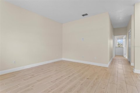 House in Orlando, Florida 5 bedrooms, 309.92 sq.m. № 1326740 - photo 6