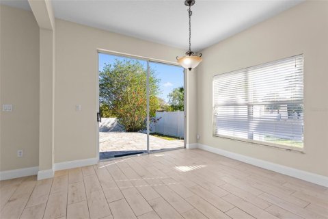 House in Orlando, Florida 5 bedrooms, 309.92 sq.m. № 1326740 - photo 4