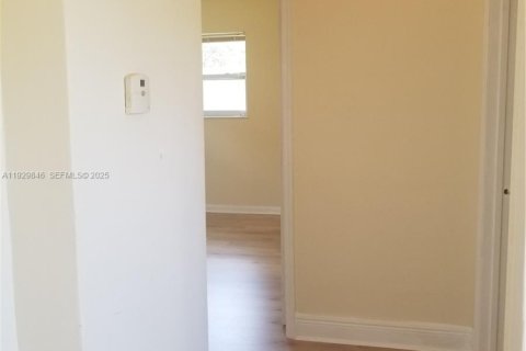 Снять в аренду виллу или дом в Норт-Майами, Флорида 3 спальни, 109.62м2, № 1988825 - фото 19