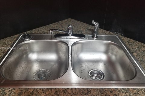 Снять в аренду виллу или дом в Норт-Майами, Флорида 3 спальни, 109.62м2, № 1988825 - фото 13