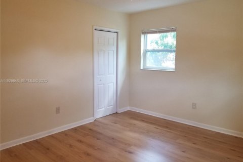 Снять в аренду виллу или дом в Норт-Майами, Флорида 3 спальни, 109.62м2, № 1988825 - фото 15