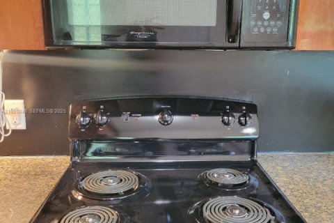 Снять в аренду виллу или дом в Норт-Майами, Флорида 3 спальни, 109.62м2, № 1988825 - фото 12