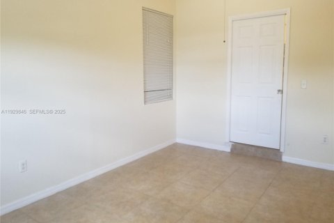 Снять в аренду виллу или дом в Норт-Майами, Флорида 3 спальни, 109.62м2, № 1988825 - фото 22