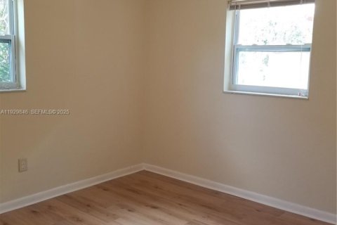 Снять в аренду виллу или дом в Норт-Майами, Флорида 3 спальни, 109.62м2, № 1988825 - фото 16