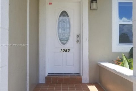 Снять в аренду виллу или дом в Норт-Майами, Флорида 3 спальни, 109.62м2, № 1988825 - фото 2