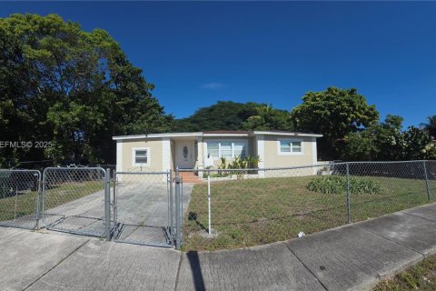 Снять в аренду виллу или дом в Норт-Майами, Флорида 3 спальни, 109.62м2, № 1988825 - фото 4