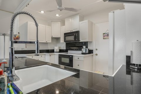 Condo in Lauderhill, Florida, 1 bedroom  № 2245672 - photo 9