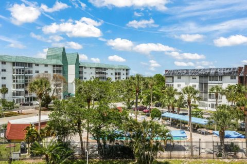 Condo in Lauderhill, Florida, 1 bedroom  № 2245672 - photo 15